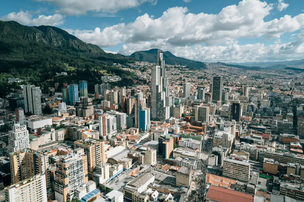 Vista de Bogotá con los cerros orientales al fondo